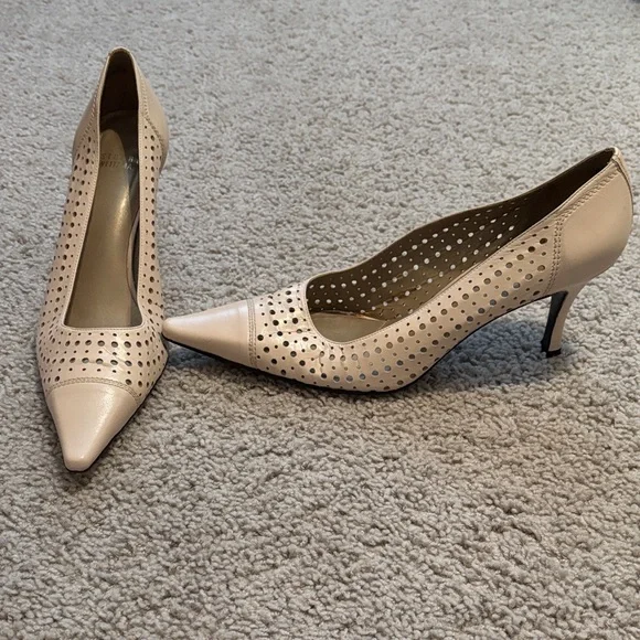 Stuart Weitzman Beige Leather Pointed-Toe Pumps - Picture 2 of 6